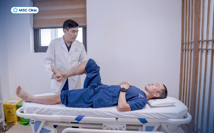 Hình ảnh runner Hùng Hải trong buổi tập phục hồi chức năng cải thiện biên độ vận động cổ chân tại MSC Clinic Hình ảnh runner Hùng Hải trong buổi tập phục hồi chức năng cải thiện biên độ vận động cổ chân tại MSC Clinic