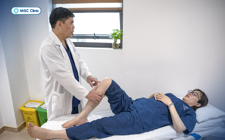 Khớp gối sưng to, căng tức kéo dài là dấu hiệu người bệnh nên thăm khám chuyên khoa cơ xương khớp