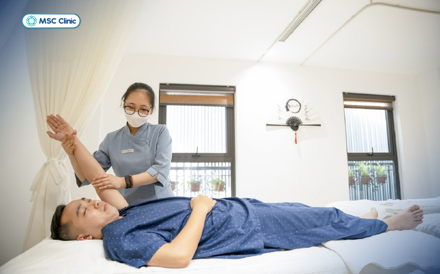 Kỹ thuật viên vật lý trị liệu hỗ trợ quá trình tập phục hồi chức năng