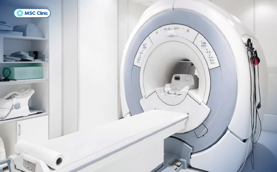 Máy chụp cộng hưởng từ (MRI) sử dụng từ trường mạnh và sóng radio để tạo hình ảnh chi tiết bên trong cơ thể Máy chụp cộng hưởng từ (MRI) sử dụng từ trường mạnh và sóng radio để tạo hình ảnh chi tiết bên trong cơ thể