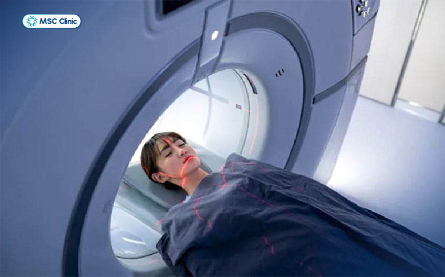 MRI có gây mê hoặc an thần thường yêu cầu người bệnh nhịn ăn trước khi chụp để ngăn ngừa tình trạng trào ngược dạ dày MRI có gây mê hoặc an thần thường yêu cầu người bệnh nhịn ăn trước khi chụp để ngăn ngừa tình trạng trào ngược dạ dày