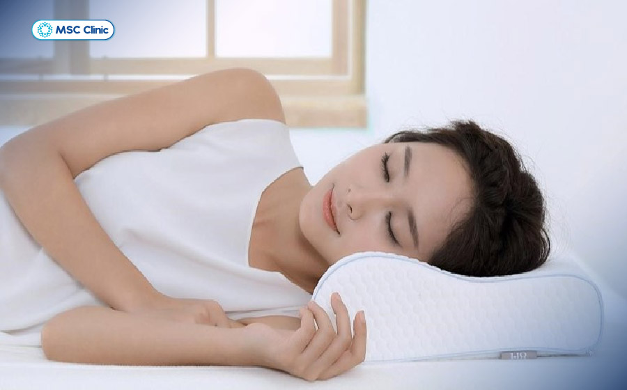 Nằm gối với độ cao phù hợp để ngăn ngừa đau cổ vai gáy