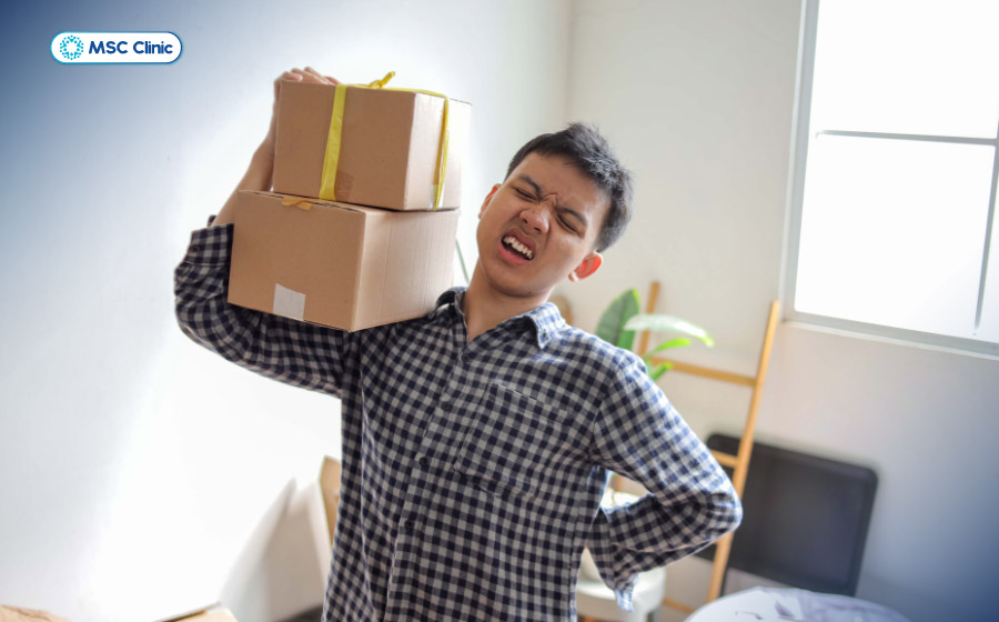 Nâng vật nặng sai tư thế có thể làm đĩa đệm bị đẩy vào thân cột sống, gây thoát vị nội xốp Nâng vật nặng sai tư thế có thể làm đĩa đệm bị đẩy vào thân cột sống, gây thoát vị nội xốp
