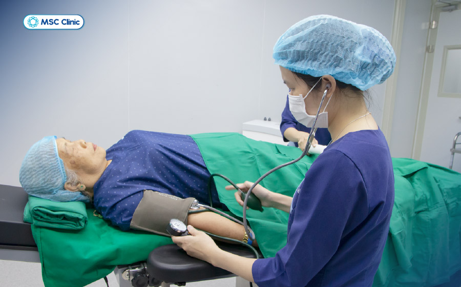 Người bệnh được kiểm tra các chỉ số sức khỏe cơ bản trước khi thực hiện tiêm nội khớp Người bệnh được kiểm tra các chỉ số sức khỏe cơ bản trước khi thực hiện tiêm nội khớp