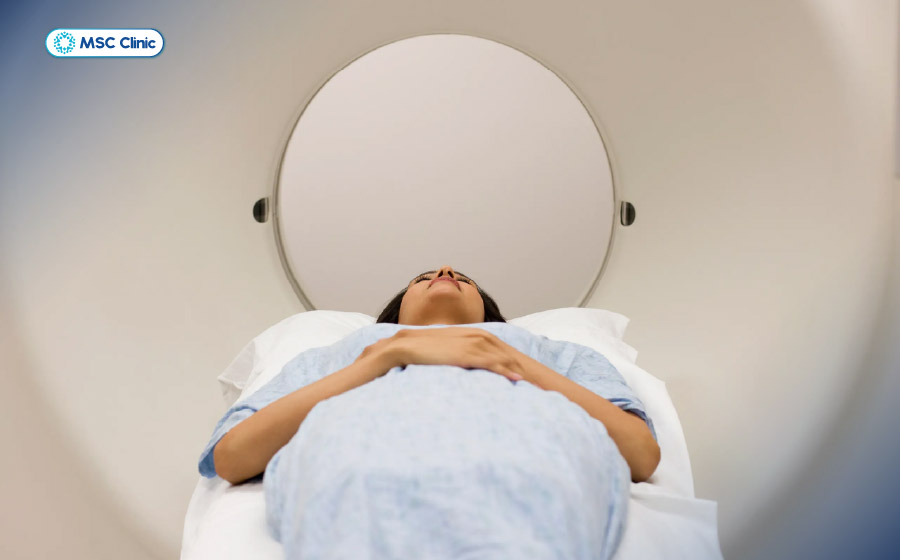 Người bệnh mặc trang phục theo yêu cầu của bác sĩ trước khi chụp MRI Người bệnh mặc trang phục theo yêu cầu của bác sĩ trước khi chụp MRI