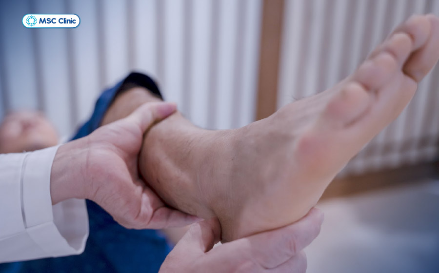 Người bệnh nên đi khám nếu đau nhiều, sưng kéo dài hoặc không thể chịu lực lên chân sau chấn thương Người bệnh nên đi khám nếu đau nhiều, sưng kéo dài hoặc không thể chịu lực lên chân sau chấn thương
