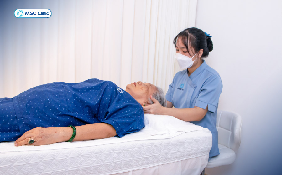 Người bệnh nên tập vật lý trị liệu cổ vai gáy dưới sự hướng dẫn của chuyên viên giàu kinh nghiệm