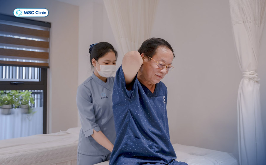 NSƯT Phú Thăng đang tập bài tập vật lý trị liệu tại MSC Clinic NSƯT Phú Thăng đang tập bài tập vật lý trị liệu tại MSC Clinic