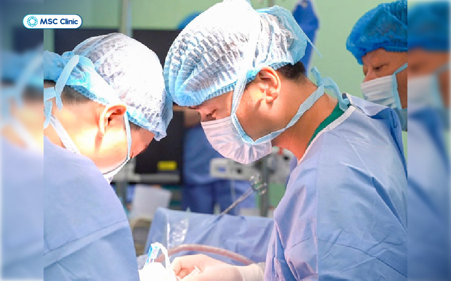 Phẫu thuật thường được cân nhắc khi điều trị bảo tồn không mang lại hiệu quả hoặc xuất hiện yếu cơ tiến triển