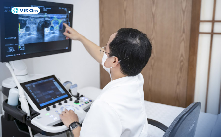 Siêu âm giúp bác sĩ vừa quan sát cấu trúc gân, vừa đánh giá cách gân hoạt động khi cổ chân cử động Siêu âm giúp bác sĩ vừa quan sát cấu trúc gân, vừa đánh giá cách gân hoạt động khi cổ chân cử động