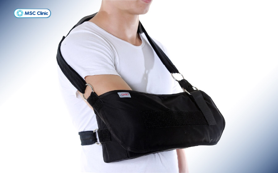Sử dụng đai treo tay giúp giảm áp lực cho vùng ức đòn