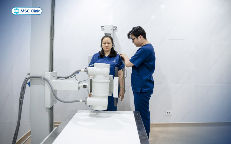 Thông qua hình ảnh X-quang, bác sĩ có thể đánh giá nguyên nhân gây đau và định hướng điều trị phù hợp Thông qua hình ảnh X-quang, bác sĩ có thể đánh giá nguyên nhân gây đau và định hướng điều trị phù hợp