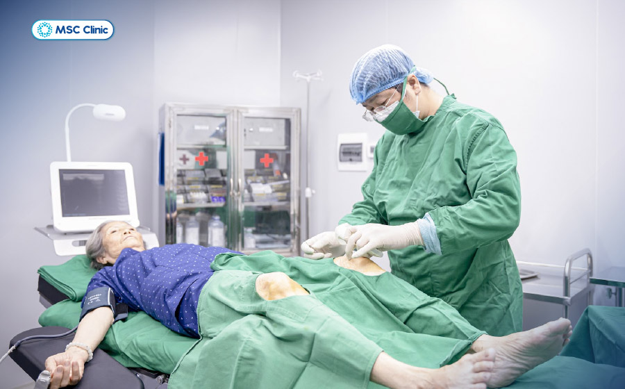 Thực hiện đúng kỹ thuật và đúng chỉ định giúp đảm bảo an toàn khi tiêm nội khớp Thực hiện đúng kỹ thuật và đúng chỉ định giúp đảm bảo an toàn khi tiêm nội khớp