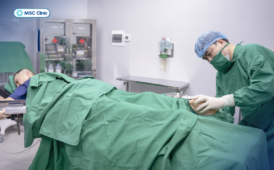 Thực hiện tiêm nội khớp tại phòng tiêm vô khuẩn, hạn chế tối đa nguy cơ nhiễm trùng Thực hiện tiêm nội khớp tại phòng tiêm vô khuẩn, hạn chế tối đa nguy cơ nhiễm trùng