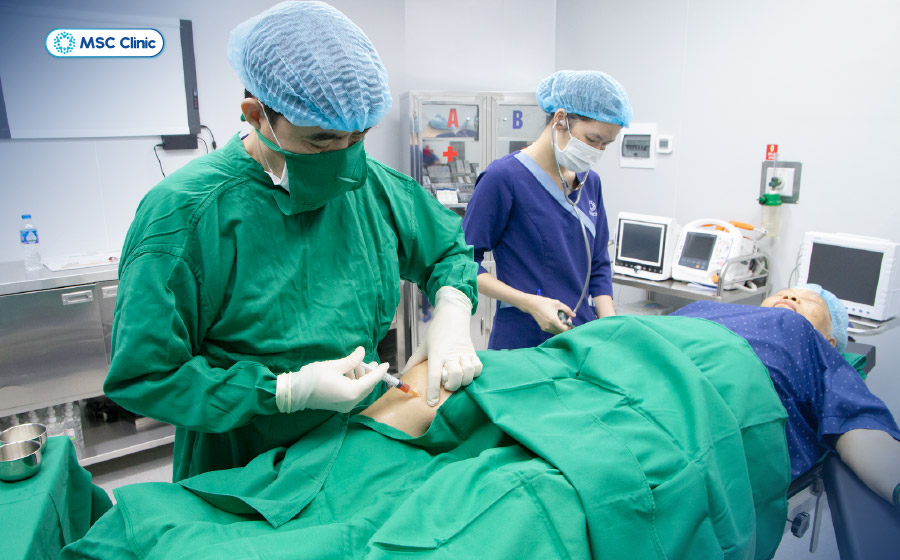 Tiêm nội khớp được đánh giá là khá an toàn và hiệu quả đối với những bệnh nhân thoái hóa khớp giai đoạn sớm Tiêm nội khớp được đánh giá là khá an toàn và hiệu quả