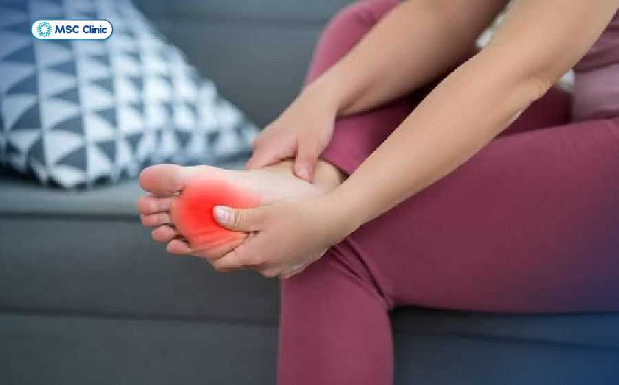 Tình trạng chèn ép thần kinh kéo dài có thể gây đau mạn tính vùng bàn chân và ảnh hưởng đến khả năng đi lại Tình trạng chèn ép thần kinh kéo dài có thể gây đau mạn tính vùng bàn chân và ảnh hưởng đến khả năng đi lại