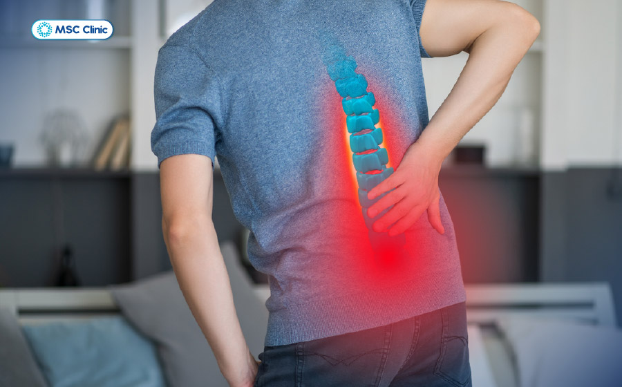 Tình trạng đau vùng lưng giữa có thể đi kèm cảm giác cứng lưng và khó duỗi thẳng người Tình trạng đau vùng lưng giữa có thể đi kèm cảm giác cứng lưng và khó duỗi thẳng người