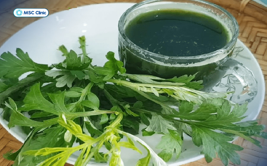 Uống nước ngải cứu có thể hỗ trợ cho sức khỏe xương khớp