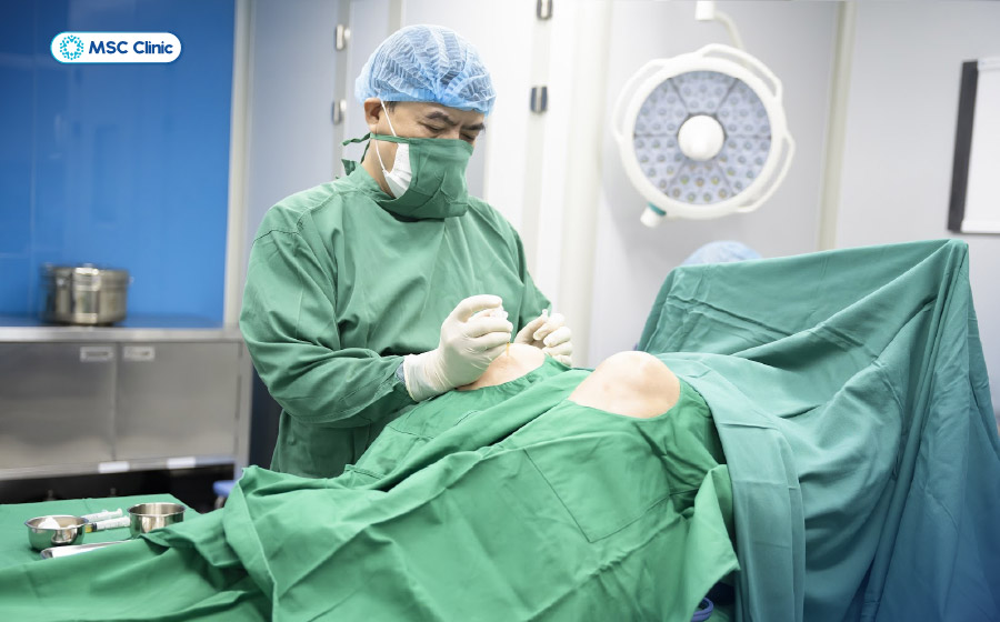 BSCKII Trần Trọng Thắng tại MSC Clinic đang thực hiện kỹ thuật tiêm huyết tương giàu tiểu cầu cho người bệnh BSCKII Trần Trọng Thắng tại MSC Clinic đang thực hiện kỹ thuật tiêm huyết tương giàu tiểu cầu cho người bệnh