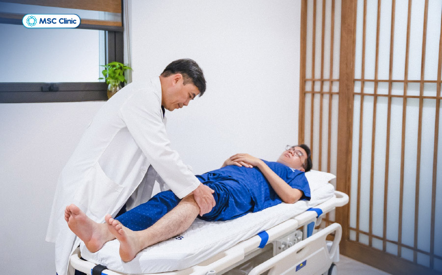 BSCKII Trần Trọng Thắng tận tình đánh giá tình trạng cho người bệnh tại MSC Clinic