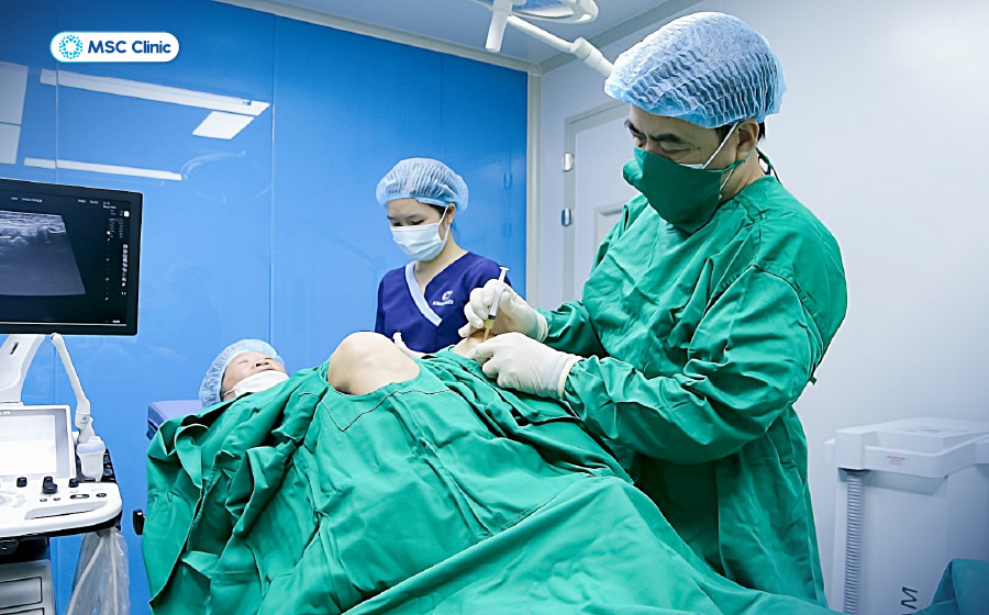 BSCKII Trần Trọng Thắng trực tiếp thực hiện liệu pháp PRP nội khớp cho bệnh nhân trong phòng thủ thuật vô khuẩn