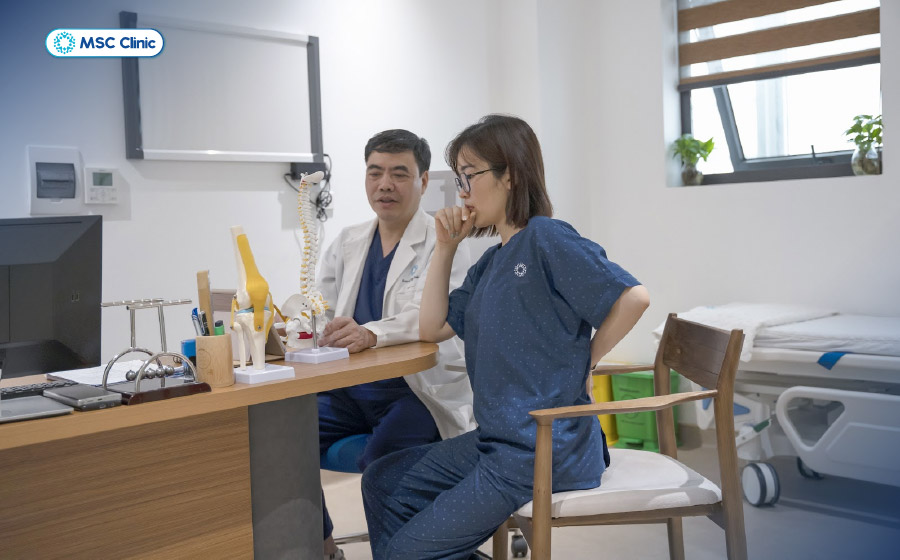 Bác sĩ Trần Trọng Thắng thăm khám cho bệnh nhân đau lưng về đêm