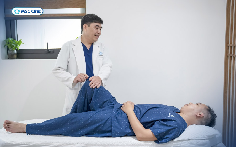 Bệnh nhân được thăm khám kĩ lưỡng bởi đội ngũ bác sĩ chuyên khoa đầu ngành