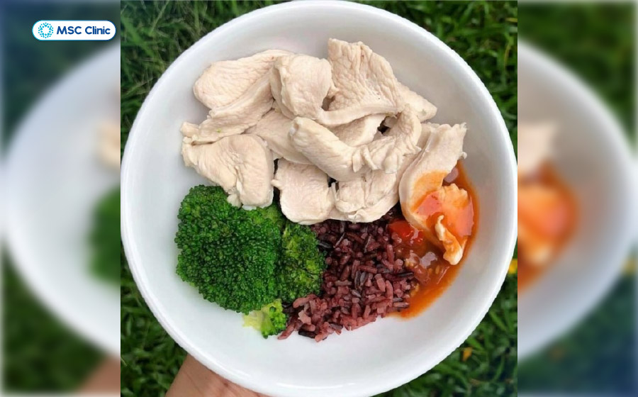 Bữa trưa với ức gà luộc và cơm gạo lứt đảm bảo đủ dinh dưỡng, no lâu cho người bị gout