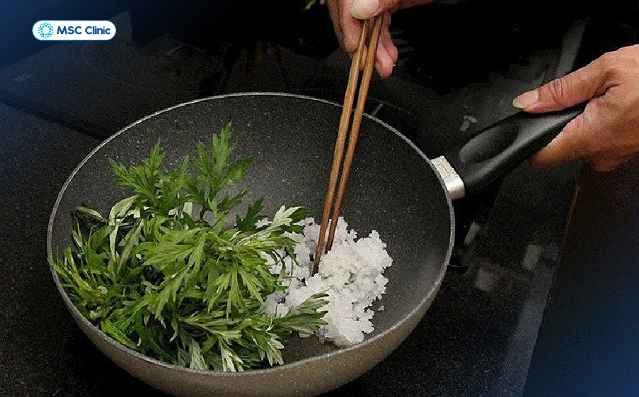 Chỉ với ngải cứu và muối, người bệnh có thể tạo ra một liệu pháp chườm ấm giúp vùng lưng dễ chịu hơn Chỉ với ngải cứu và muối, người bệnh có thể tạo ra một liệu pháp chườm ấm giúp vùng lưng dễ chịu hơn