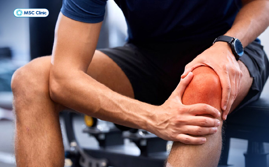 Khớp gối đột ngột sưng nhiều cần được thăm khám bởi bác sĩ chuyên khoa để xử lý kịp thời