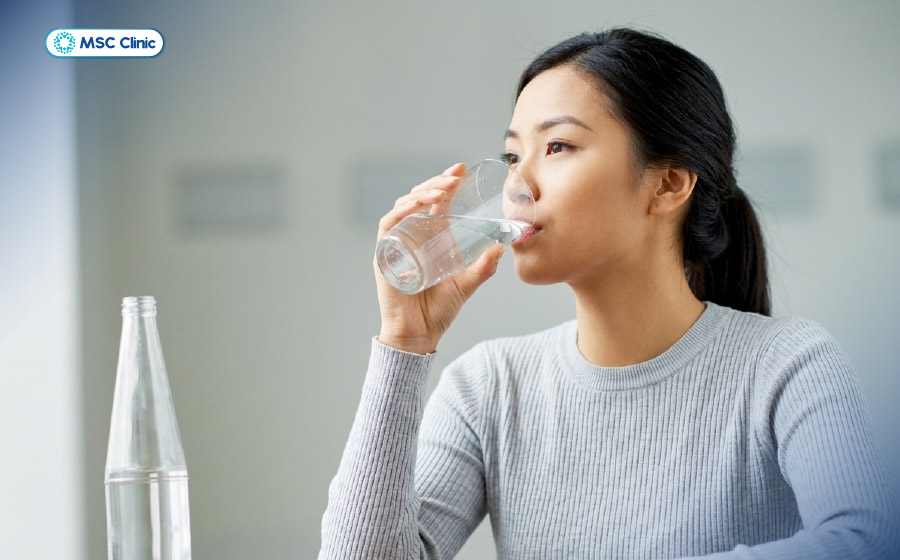 Nên uống đủ lượng nước cần thiết mỗi ngày để tăng cường đào thải acid uric Nên uống đủ lượng nước cần thiết mỗi ngày để tăng cường đào thải acid uric