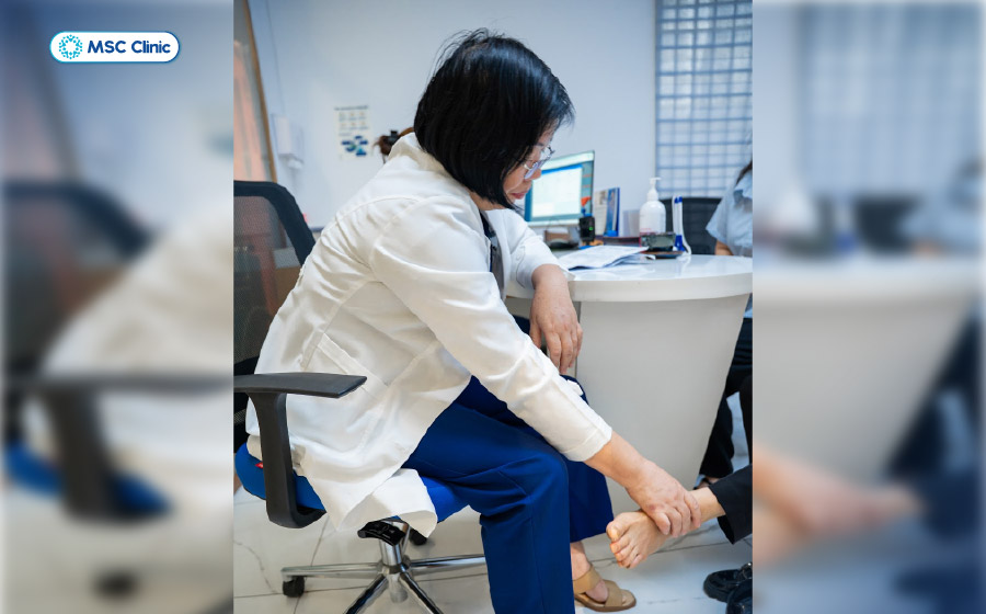 Người bệnh đau khớp bàn chân được TS.BS Hữu Thị Chung đánh giá toàn diện từ cấu trúc khớp, vòm chân đến trục chi dưới và dáng đi