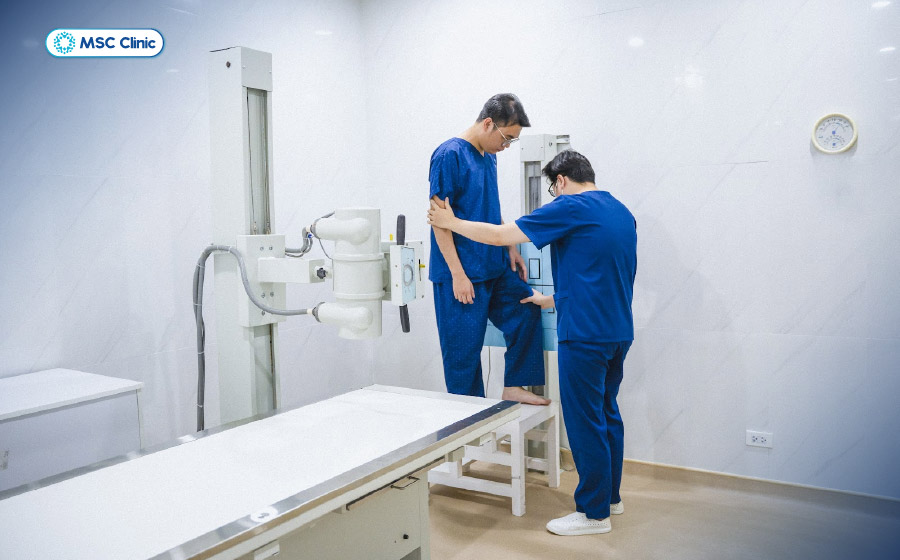 Tái khám định kỳ và chụp X-quang theo lịch hẹn của bác sĩ để theo dõi tốc độ liền xương