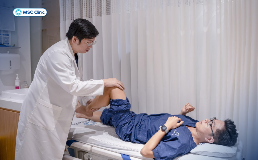 Bác sĩ chuyên khoa trực tiếp đánh giá chức năng vận động và xây dựng chương trình phục hồi cá thể hóa