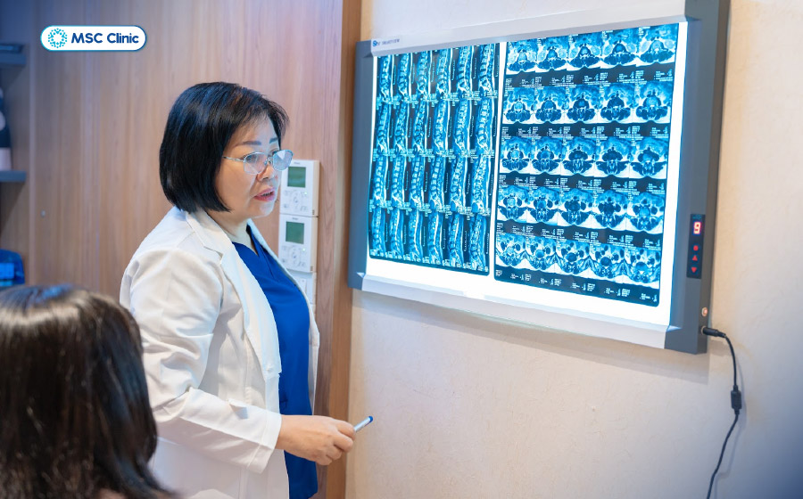 Bác sĩ đọc kết quả chụp MRI cột sống đĩa đệm