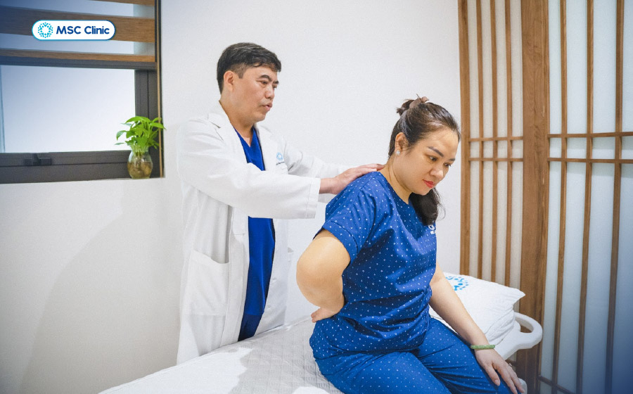 Bác sĩ thăm khám lâm sàng để đánh giá tình trạng cứng cổ vai gáy 