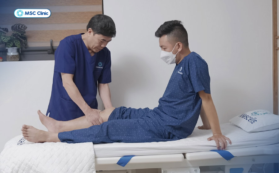 Bác sĩ Thắng thăm khám cho bệnh nhân chấn thương chân