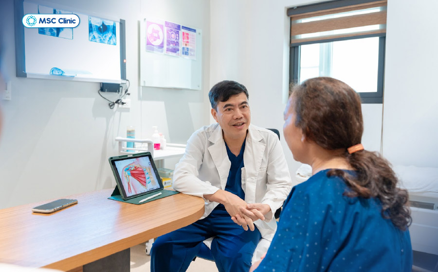 Bác sĩ Trần Trọng Thắng thăm khám cho bệnh nhân