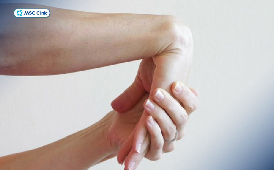 Bài tập kéo giãn gập và duỗi cổ tay là bài tập đơn giản dễ thực hiện tại nhà, ở công ty