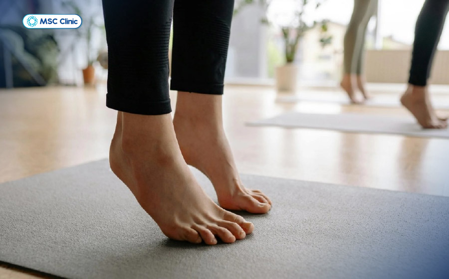 Bài tập nhón gót giúp tăng sức mạnh nhóm cơ cẳng chân và hỗ trợ phòng ngừa tái lật cổ chân