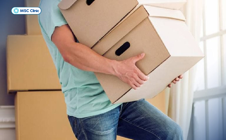 Bê vác nặng là một trong những yếu tố làm tăng nguy cơ tổn thương cột sống 