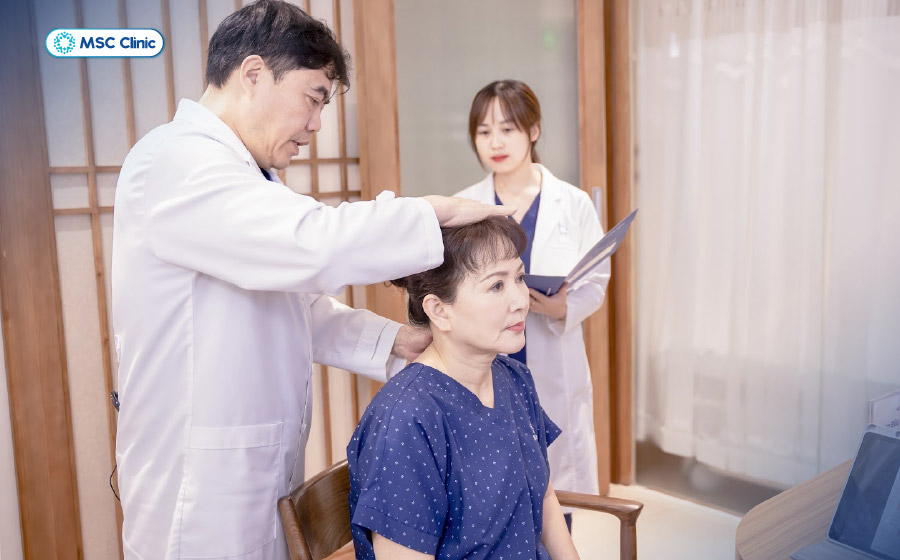 BSCKII Trần Trọng Thắng đánh giá tư thế cột sống của người bệnh BSCKII Trần Trọng Thắng đánh giá tư thế cột sống của người bệnh