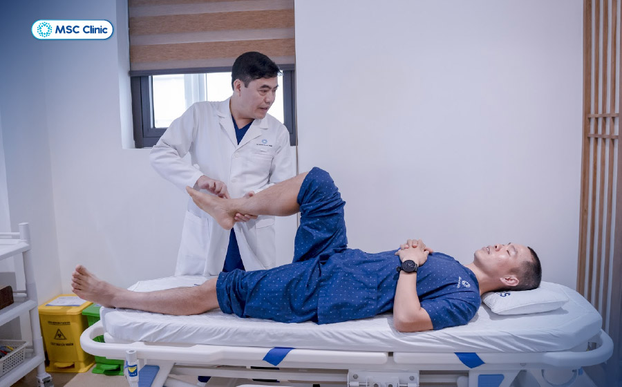 BSCKII Trần Trọng Thắng thăm khám cho Runner Hùng Hải