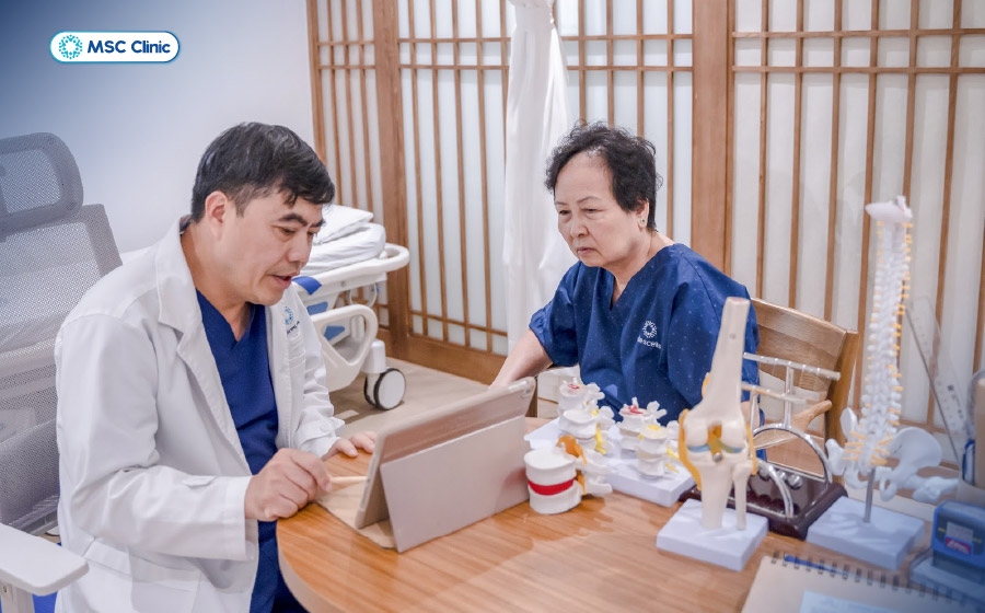 BSCKII Trần Trọng Thắng thực hiện liệu pháp tiêm PRP nhằm hỗ trợ tái tạo mô và phục hồi tổn thương cơ xương khớp