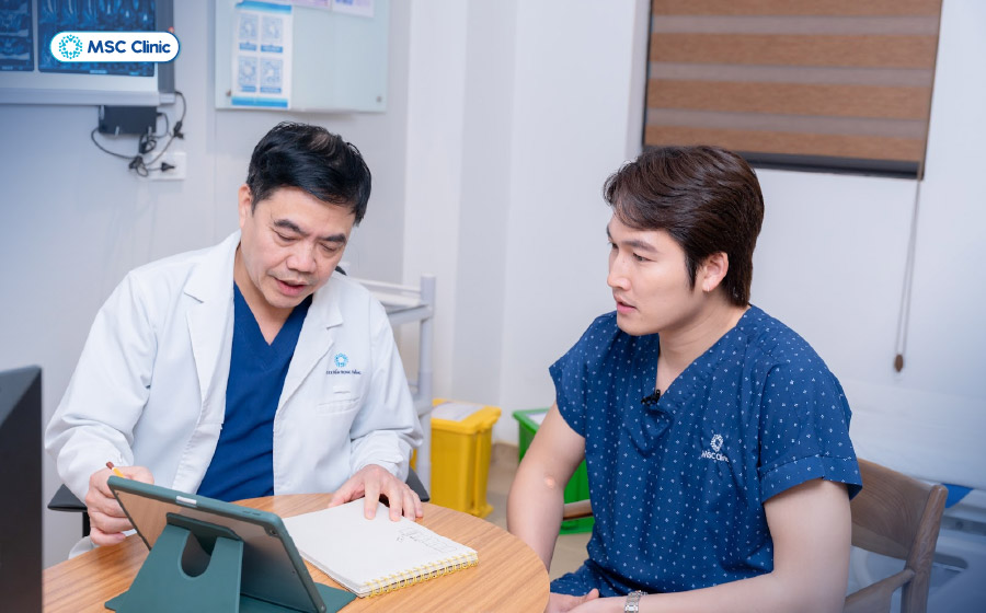 BSCKII Trần Trọng Thắng trực tiếp thăm khám tình trạng đau lưng cho Diễn viên Đình Tú tại MSC Clinic
