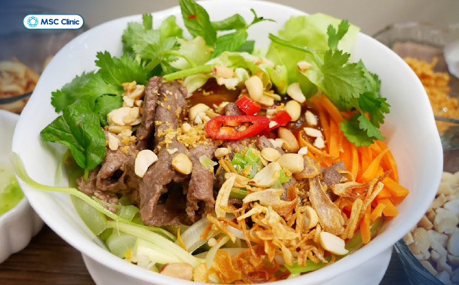 Bún trộn với nhiều rau giúp bổ sung chất xơ cho người bị gút