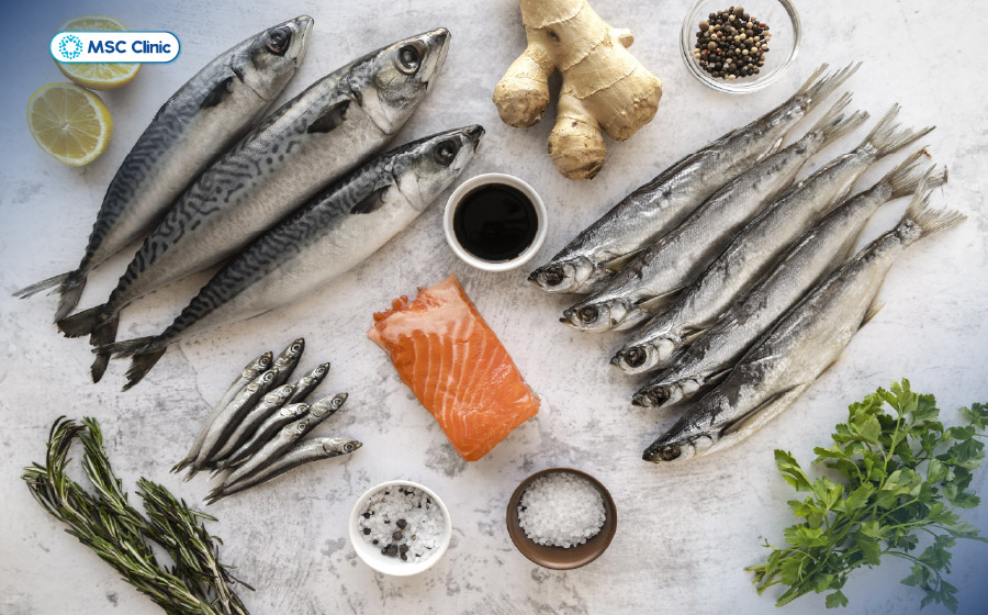 Cá hồi, cá thu và cá mòi là nguồn cung cấp EPA và DHA - hai acid béo omega-3 có vai trò điều hòa phản ứng viêm hiệu quả