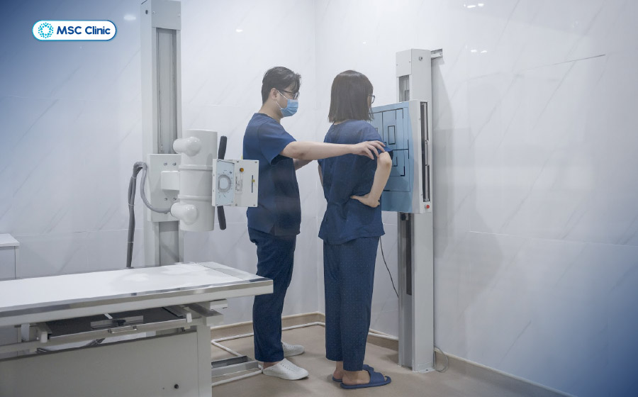 Chụp X-quang giúp phát hiện các bất thường về cấu trúc cột sống