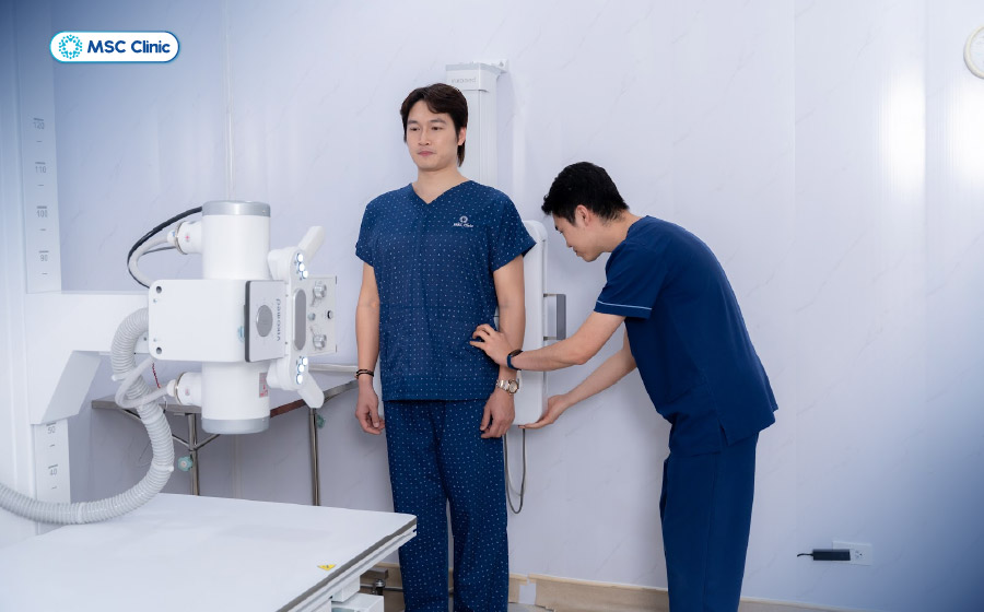 Chụp X-quang là bước sàng lọc hình ảnh đầu tay, giúp bác sĩ đánh giá nhanh cấu trúc tổng thể và độ cong sinh lý của cột sống Chụp X-quang là bước sàng lọc hình ảnh đầu tay, giúp bác sĩ đánh giá nhanh cấu trúc tổng thể và độ cong sinh lý của cột sống