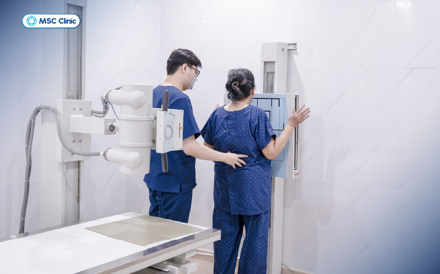 Chụp X-quang ngực được chỉ định khi cần loại trừ các bệnh lý hoặc chấn thương vùng ngực có triệu chứng tương tự viêm sụn sườn Chụp X-quang ngực được chỉ định khi cần loại trừ các bệnh lý hoặc chấn thương vùng ngực có triệu chứng tương tự viêm sụn sườn
